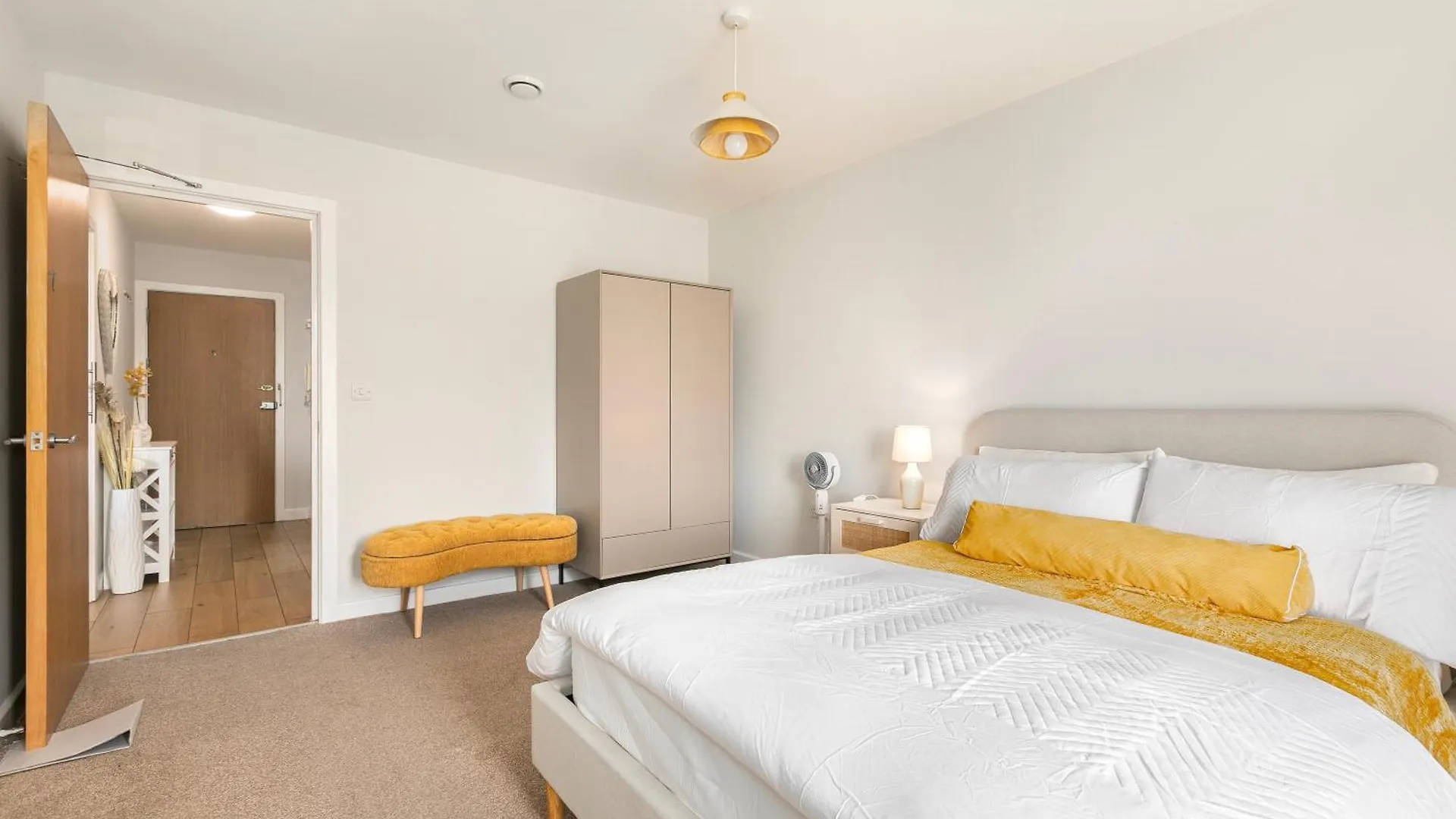 1 Bedroom Apartment Near City Airport London