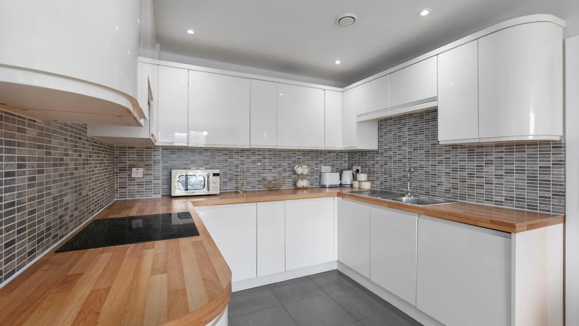 1 Bedroom Apartment Near City Airport London